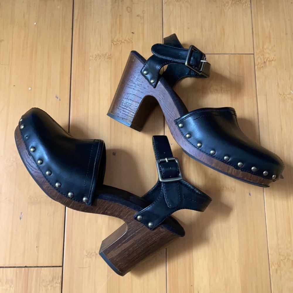 WHITE MOUNTAIN ANKLE STRAP PLATFORMS